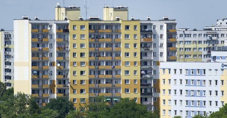 Żyją w mieszkaniach, nie płacą, długi rosną. Coraz więcej eksmisji