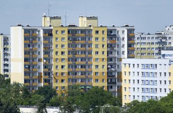 Żyją w mieszkaniach, nie płacą, długi rosną. Coraz więcej eksmisji