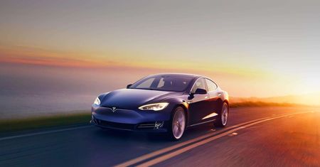 Tesla na plusie - pierwszy raz od lat
