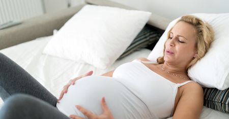 Ciąża i zdrowy sen: jak dobrać materac, który odciąży kręgosłup przyszłej mamy