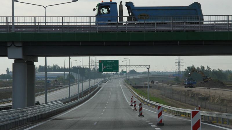 Warszawa. Węzeł Opacz. Doszło tu do wypadku, który był powodem ogromnego korka w sobotę po godzinie 15