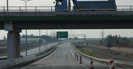 Warszawa. Wypadek na węźle Opacz. Ciężarówka zablokowała przejazd