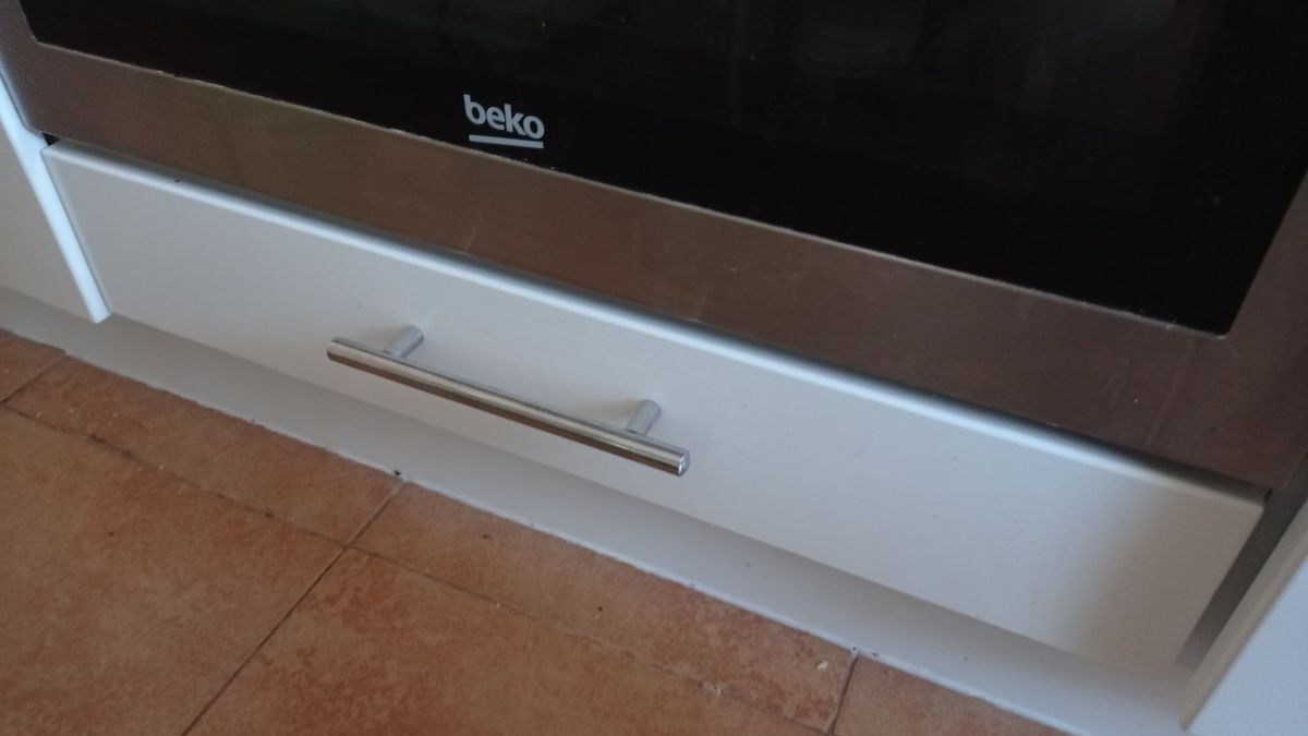 Szuflada pod piekarnikiem może mieć praktyczne zastosowanie
