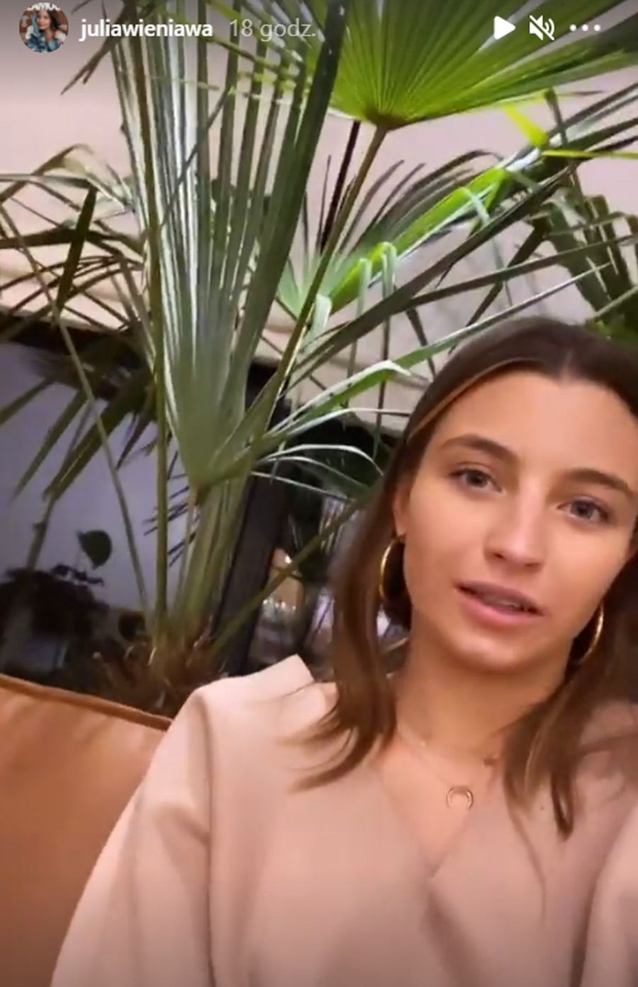 Julia Wieniawa dogląda kwiatów