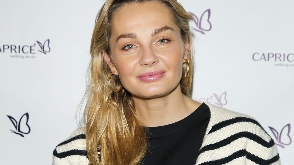 Małgorzata Socha w swetrze w paski