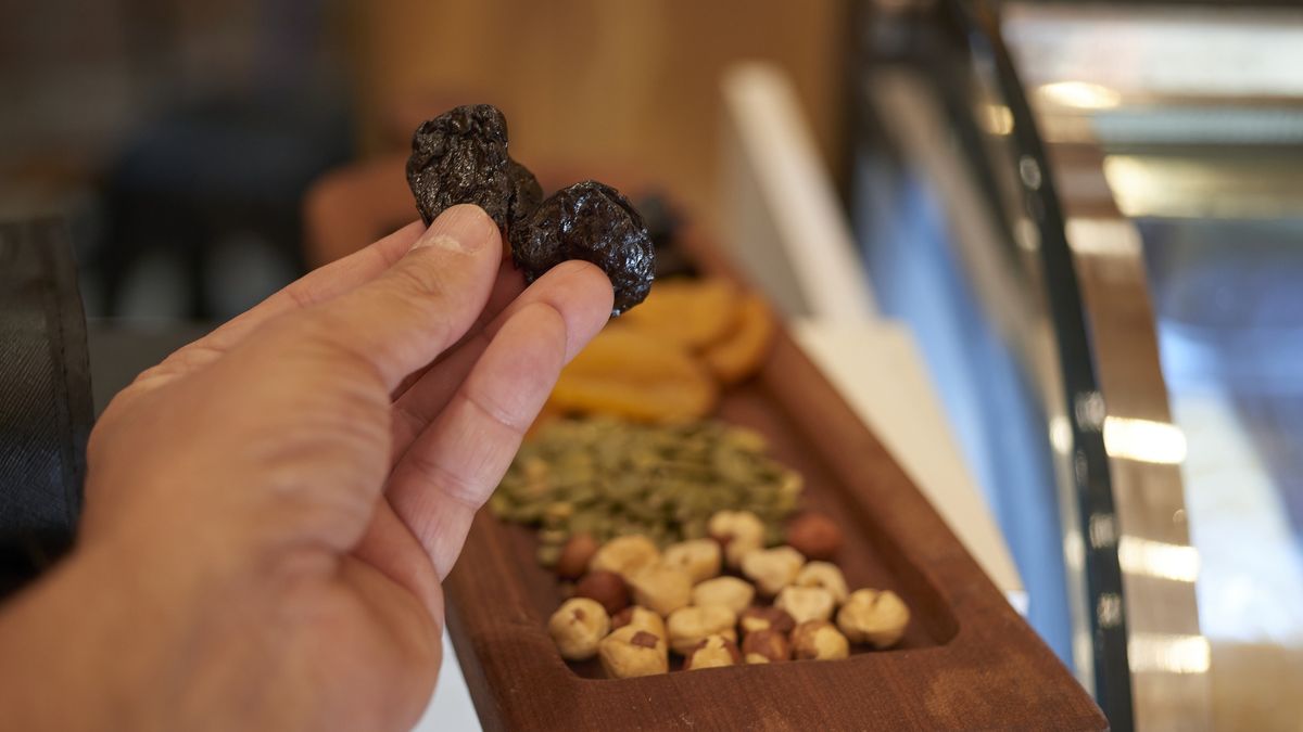 Hand Holding Dried Plums
Pablo Jeffs Munizaga - Fototrekk