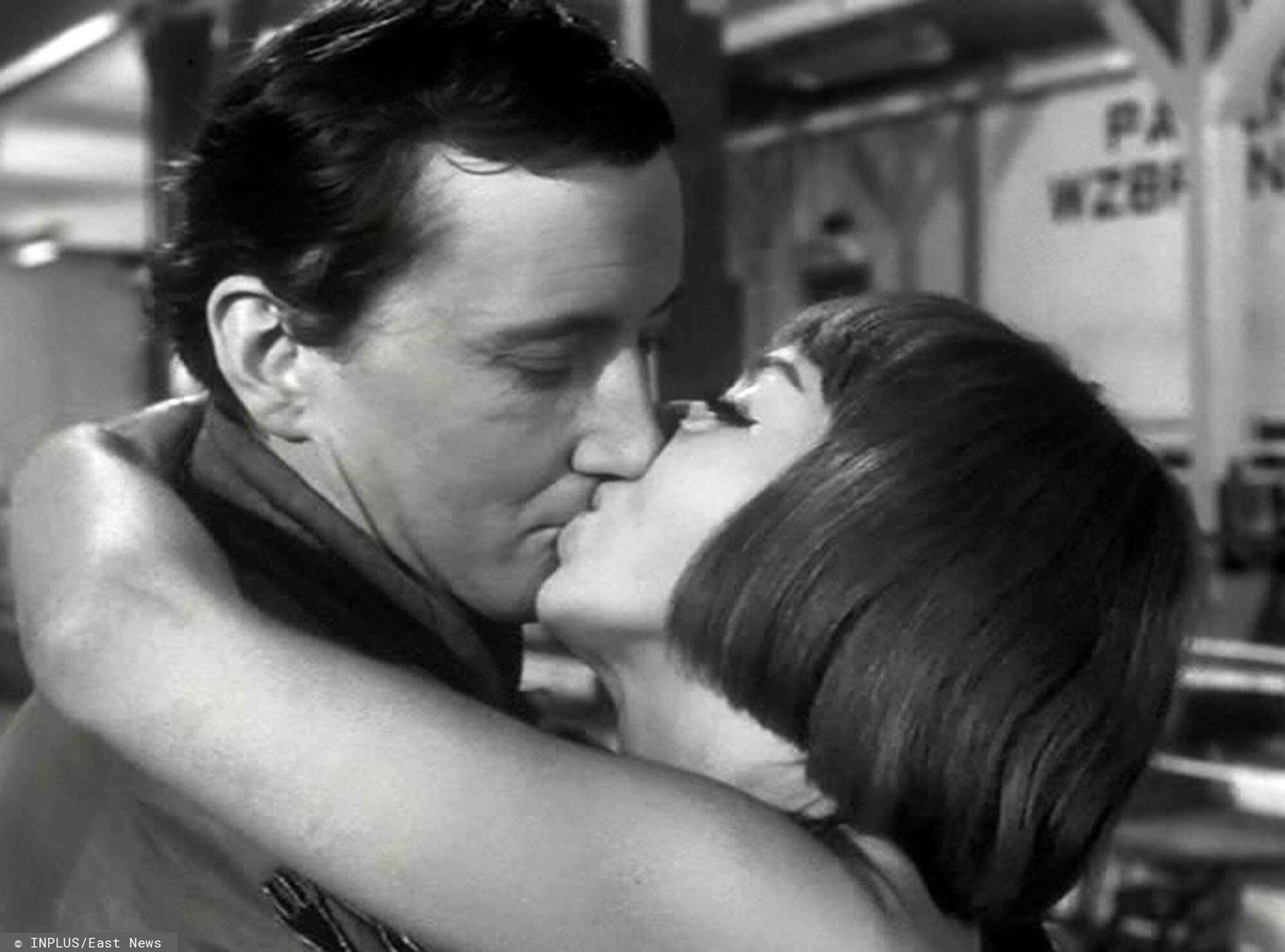 Jędrusik uwodziła nie tylko na ekranie - tu w serialu "Kapitan Sowa na tropie"