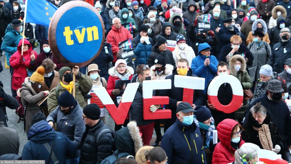 Po przyjęciu w Sejmie "lex TVN" na ulice wyszły protesty