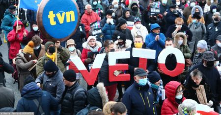 Ponad 2,2 miliona podpisów. Apel do prezydenta Dudy ws. "lex TVN"