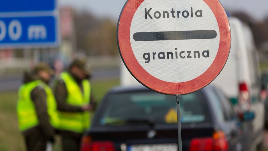 Schengen zawieszone - przywr�cono kontrole na granicy
12.11.2013 Kolbaskowo Wzmozone kontrole mobilnej Strazy Granicznej zostaly przywrocone na czas Szczytu Klimatycznego w Polsce   fot. Robert Stachnik/REPORTER
Robert Stachnik/REPORTER