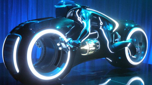 Świetlny motocykl ze srebrnego ekranu kupisz na eBay'u [wideo] 1