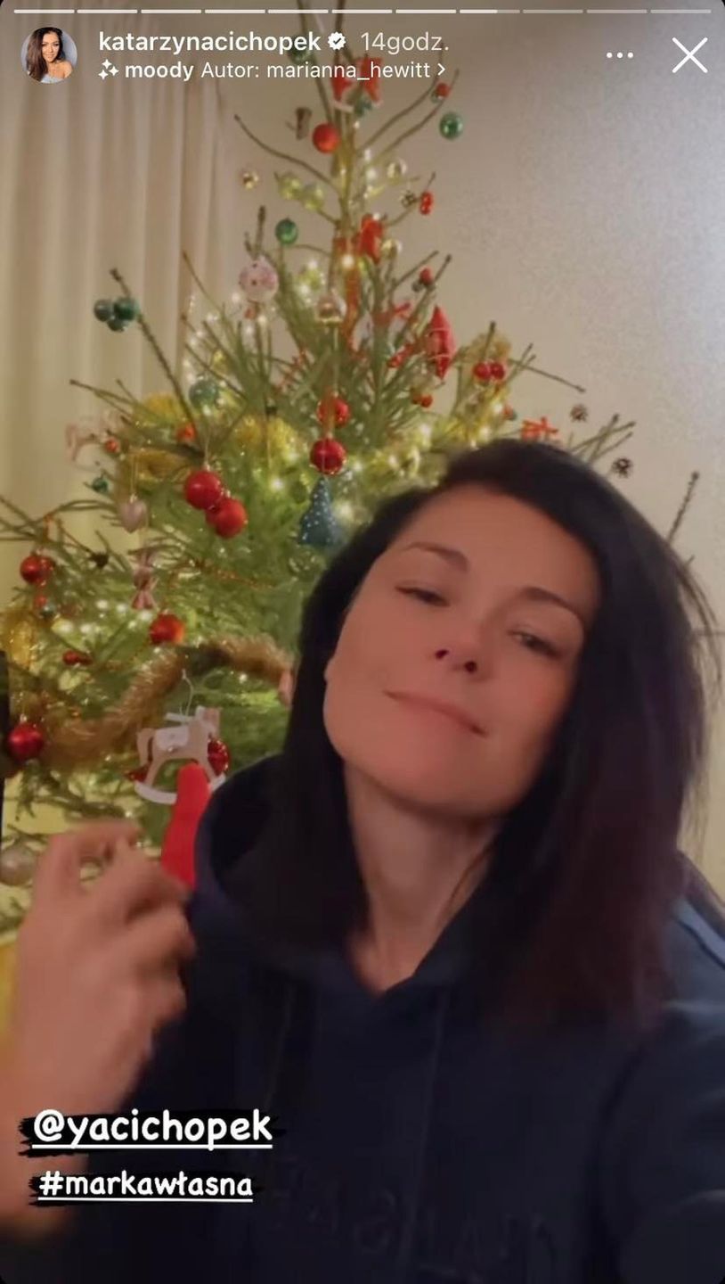 Katarzyna Cichopek bez grama makijażu siedzi przy choince