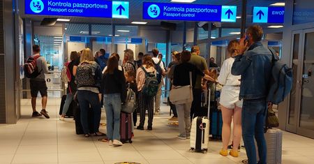 Odwołany lot na lotnisku w Jasionce. 15-latek został w nocy sam na terminalu