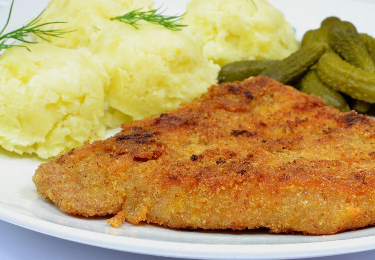 So gelingen knusprige Schweinekoteletts: Mineralwasser als Geheimwaffe