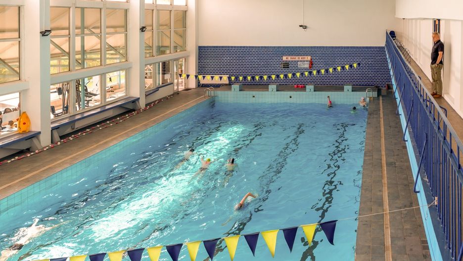 Śląskie. Pracownicy i wolontariusze w Bytomiu odnowili głęboką część basenu oraz saunę.