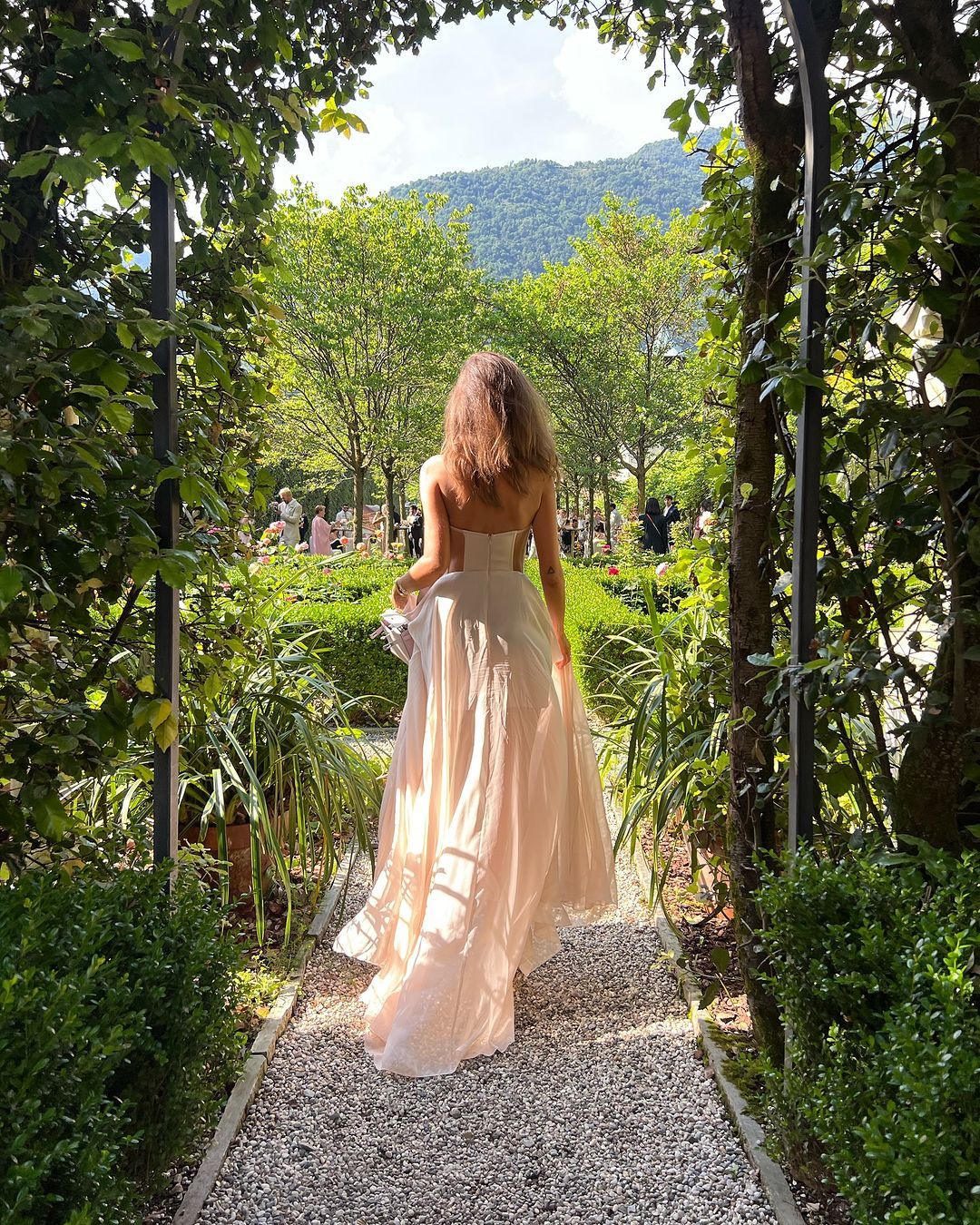 Natalia Siwiec w prześwitującej sukience na weselu