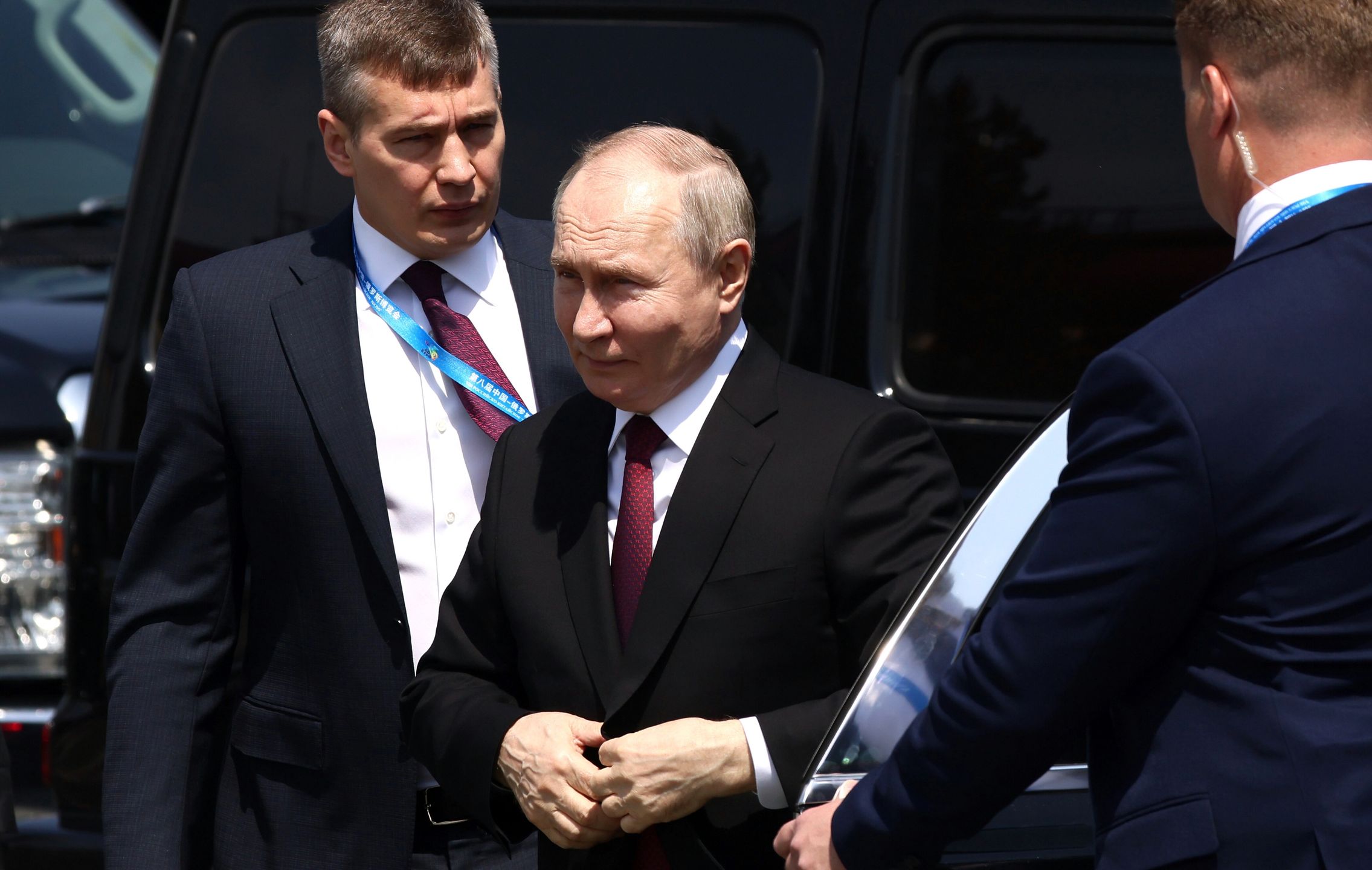 Russian President Vladimir Putin (C) attends a wreath-laying ceremony at the Monument to the Soviet soldiers who died during the liberation of China's northeast from Japanese occupation during second Sino-Japanese War, in Harbin, Heilongjiang province, China, 17 May 2024. The Russian President is on an official visit to China from 16 until 17 May. EPA/ALEXANDER RYUMIN/SPUTNIK/KREMLIN POOL MANDATORY CREDIT Dostawca: PAP/EPA.