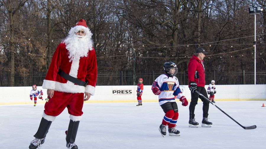 Bytom. Lodowisko w Parku im. F. Kachla jest ogólnodostępne przez cały tydzień.