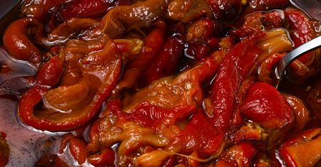 Nie mizeria i nie pomidory z cebulą. Do kotletów podaję paprykę po hiszpańsku