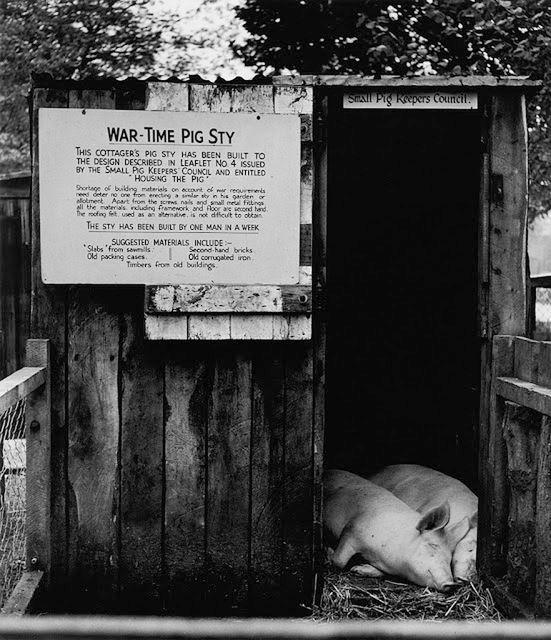 Mocne, czarno-białe fotografie uliczne z Londynu lat 30. i 40. 13