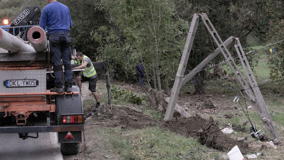 Trzebieszowice, 26.09.2024. Zniszczenia po powodzi w miejscowości Trzebieszowice, 26 bm. Woda zniszczyła tu drogi, mosty i zalała wiele domów. (ad) PAP/Krzysztof Ćwik