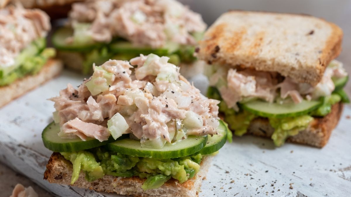 Sałatka holenderska jest świetna do położenia na kanapce 