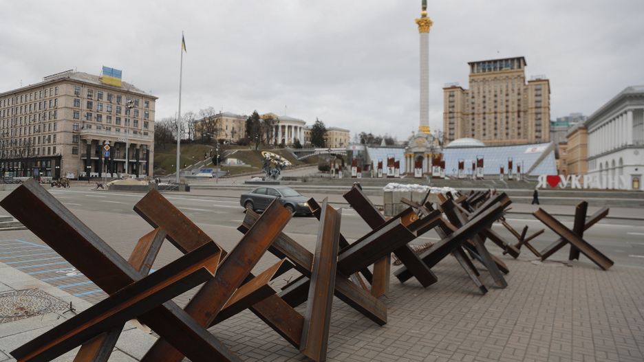 epa09804130 Czech hedgehog block a street in downtown Kiev (Kyiv), Ukraine, 05 March 2022. According to the United Nations (UN), at least one million people have fled Ukraine to neighboring countries since the beginning of Russia's military aggression on 24 February 2022. The UN estimates that around 160,000 Ukrainians are currently internally displaced.  EPA/ZURAB KURTSIKIDZE Dostawca: PAP/EPA.