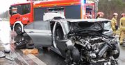 Warszawa: Rozpędzonym mercedesem uderzył w autobus. Kierowca zakleszczony, 5 osób rannych