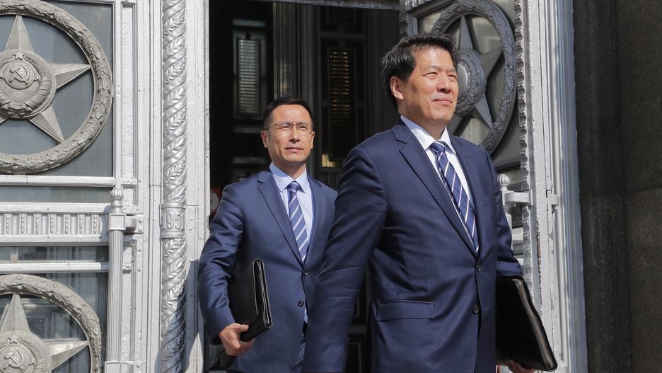 Special Representative of the Chinese Government on Eurasian Affairs Li Hui visits Moscow
epa10655339 Special Representative of the Chinese Government on Eurasian Affairs Li Hui (R) leaves Russian Foreign ministry building after his meeting with Russian Foreign Minister Sergei Lavrov in Moscow, Russia, 26 May 2023. Li Hui plans to hold talks on a peaceful settlement of the crisis in Ukraine. The Chinese envoy visited Belgium, Poland, France, Ukraine, Germany during his tour, where he discussed China's peace plan for a political settlement of the conflict in Ukraine.  EPA/MAXIM SHIPENKOV 
Dostawca: PAP/EPA.
MAXIM SHIPENKOV
