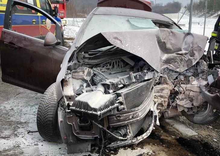 Śląskie. Koszmarny wypadek w Mysłowicach. Opel zmiażdżony