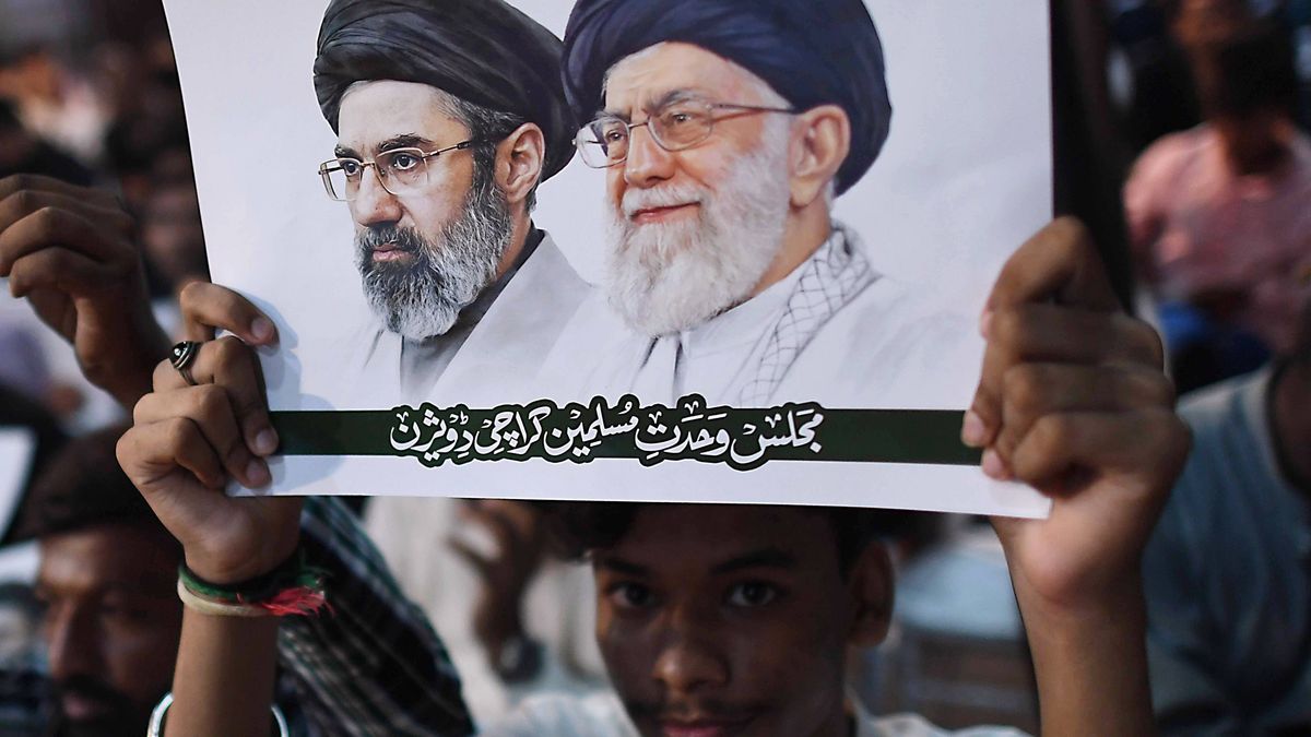Shiite Muslims commemorate Iranian Supreme Leader's death in Karachi
epa13092717 Supporters of Majlis-e-Wahdat-e-Muslimeen hold portraits of Iranian Supreme Leaders, the late Ayatollah Ali Khamenei and his son, Sayyid Mojtaba Khamenei, during a condolence gathering and allegiance renewal ceremony in Karachi, Pakistan, 06 July 2026. The gathering was organized to mourn the death of Ali Khamenei and to reaffirm support for Sayyid Mojtaba Khamenei, whom participants recognized as his successor.  EPA/SHAHZAIB AKBER 
Dostawca: PAP/EPA.
SHAHZAIB AKBER
commemoration, vigil