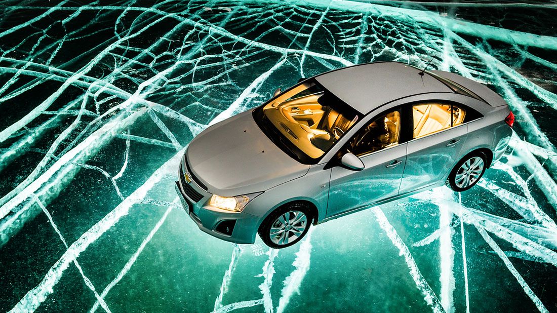 Rosyjscy fotografowie podświetlili zamarznięte jezioro, aby sfotografować samochód 1