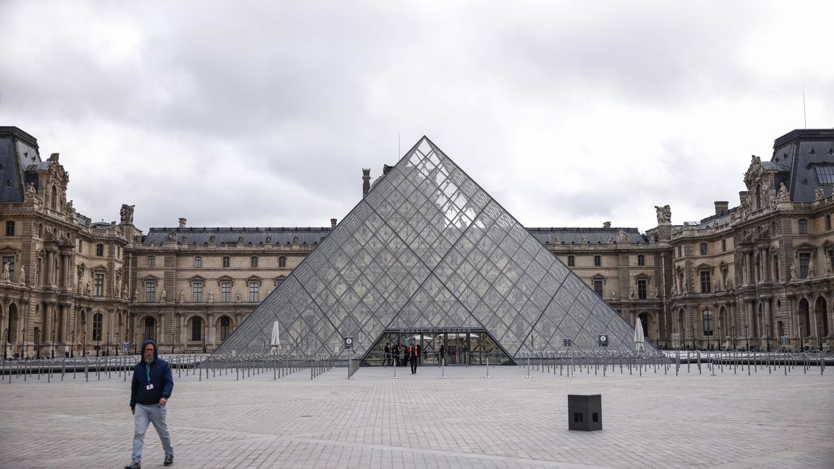 An exterior view of the Louvre Museum a day after a robbery in Paris, France, 20 October 2025. The Louvre Museum was targeted in a robbery by several criminals who smashed windows to steal eight priceless royal pieces of jewelry on 19 October. The Louvre remains closed for a second day running. French Culture Minister Rachida Dati called it 'an attack on France?s cultural heritage.' EPA/YOAN VALAT Dostawca: PAP/EPA.