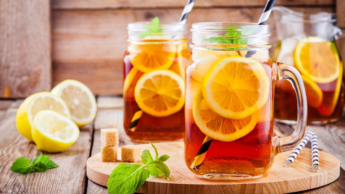 Do mrożonej herbaty świetnie sprawdza się cytryna. 