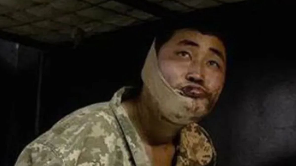 Jeden ze schwytanych żołnierzy z Korei Północnej.