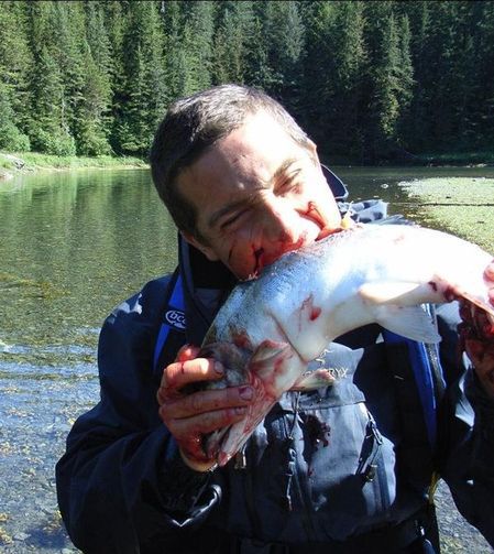 Bear Grylls obiecuje: Ja przetrwam. Już wkrótce znów będę pił własny mocz!