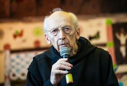 "Tylko nie mów nikomu". O. Knabit skrytykował Sekielskiego. Teraz przeprasza