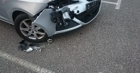 Kto ma pierwszeństwo na parkingu pod marketem? To zależy, czy zarządca terenu umie stawiać znaki
