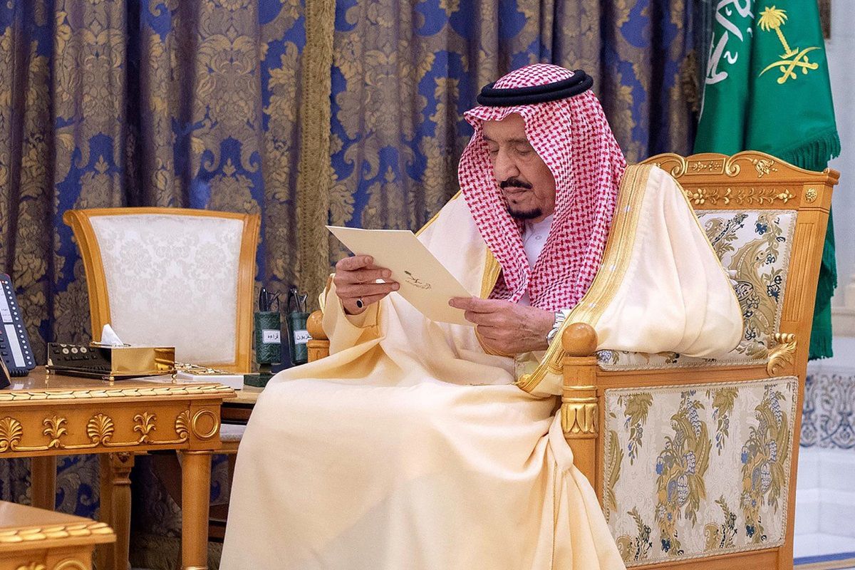 Król Arabii Saudyjskiej został poddany izolacji, a około 150 członków rodziny królewskiej jest zarażonych koronawirusem.