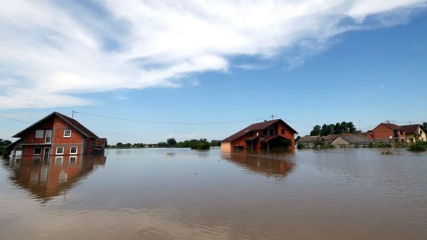 Domy zalane w miejscowości Orasje, 250 km od Sarajewa