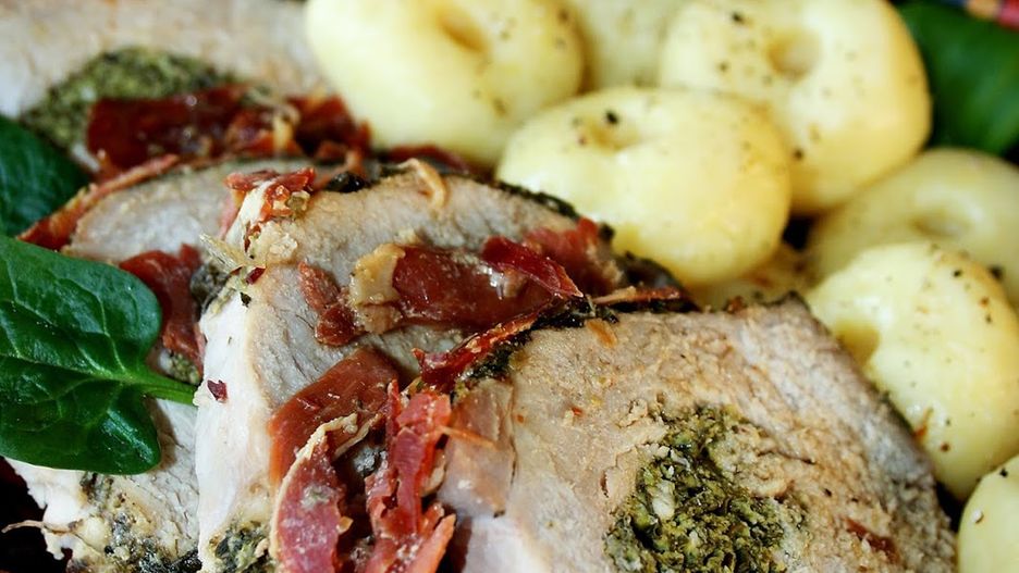 Rolada schabowa ze szpinakowym farszem i kluskami śląskimi