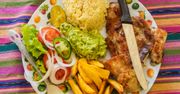 Nadziewany filet z kurczaka, pieczone ziemniaczki i guacamole