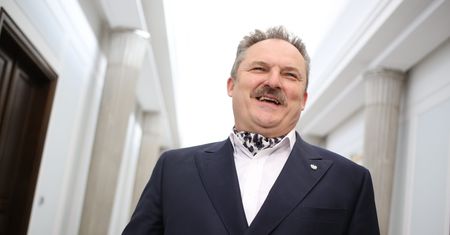 Poseł Marek Jakubiak chce łatwiejszego dostępu do broni. I zdradza, jaki pistolet trzyma w domu