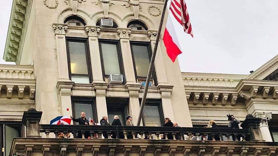 Polska flaga zawisła za gmachu ratusza z okazji 100-lecia odzyskania niepodległości