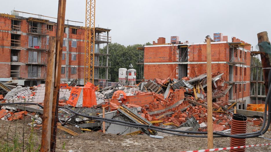 Świadkowie słyszeli dwie eksplozje. "Budynek złożył się do wewnątrz"