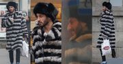 "Modny" Rafał Grabias z "Królowych życia" idzie po bułki w wielkiej futrzanej czapie i (naturalnym?) futrze (ZDJĘCIA)