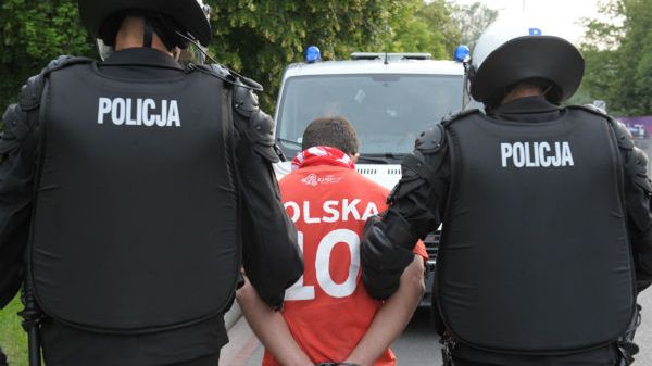 Jeden z zatrzymanych przez policję w szarpaninie z udziałem pseudokibiców przed meczem Polska - Rosja