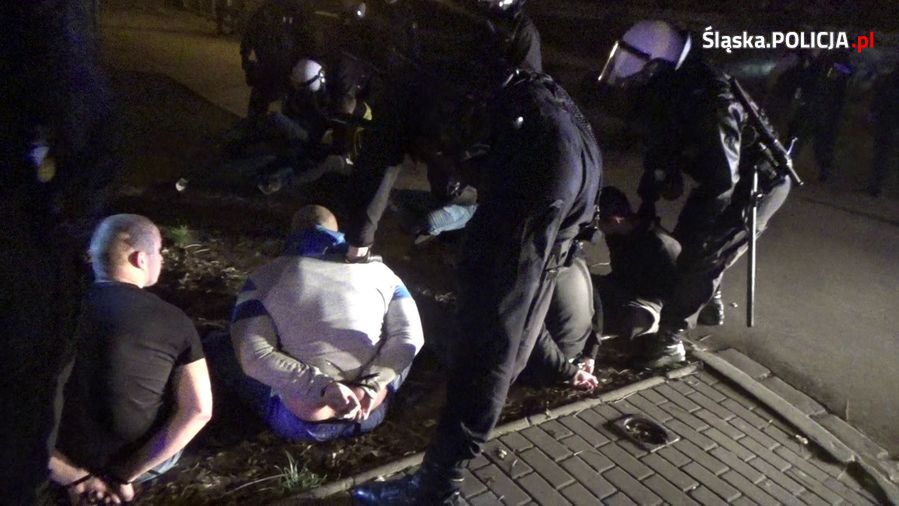Katowice: policjanci zapobiegli "ustawce" pseudokibiców. Znaleźli przy nich dwa pistolety, noże i maczety