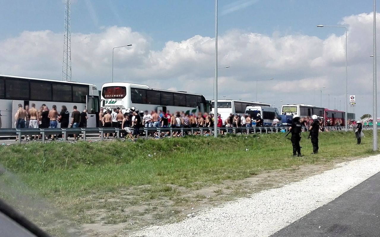 Z parkingu do prokuratury. Czy policja mogła strzelać do pseudokibiców na A1?