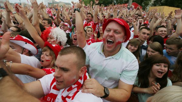 Polscy kibice w Strefie Kibica w Warszawie
